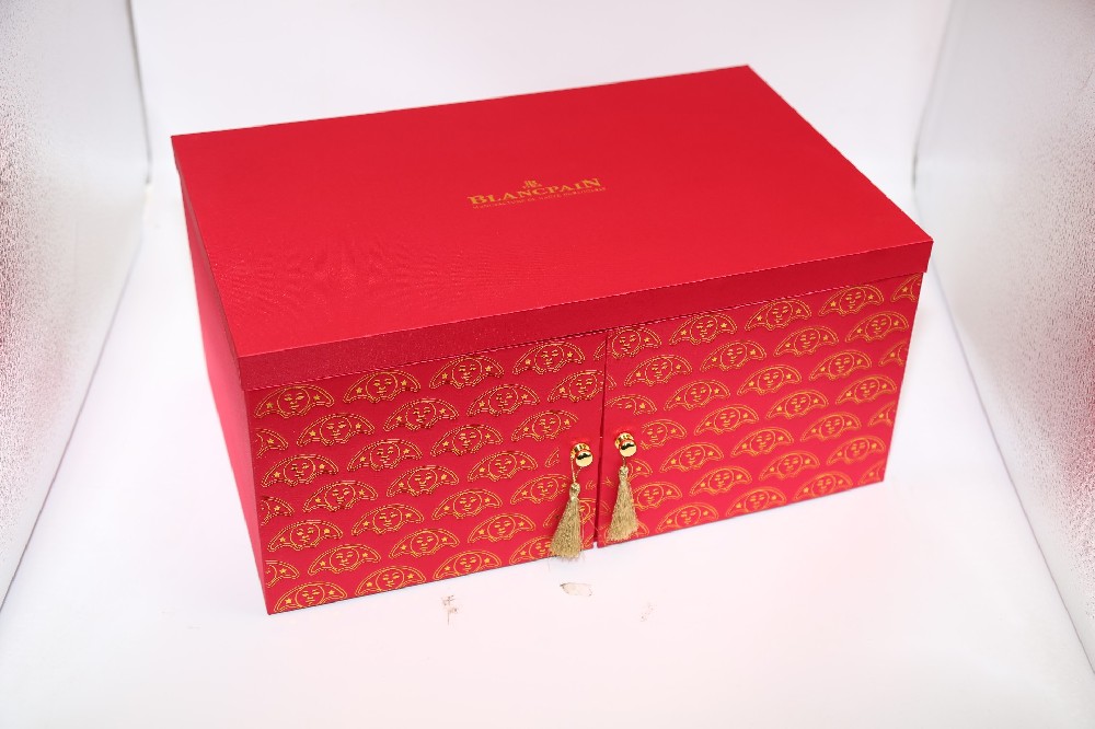 廣州包裝盒印刷廠- 專業(yè)印刷 以客戶為中心 文案5： 我們廣州包裝盒印刷廠引以為傲的是提供以客戶為中心的專業(yè)印刷服務(wù)。我們的目標(biāo)是要改善客戶的商業(yè)價值和品牌影響力。聯(lián)系我們了解更多詳情。